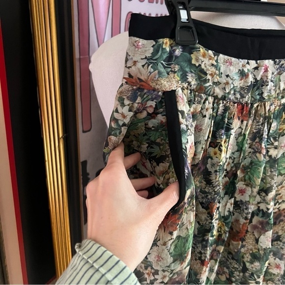KOOKAÏ: Gathered Silk Multicolor All Over Floral Print Flowy Skirt W/ Pockets - Picture 2 of 9